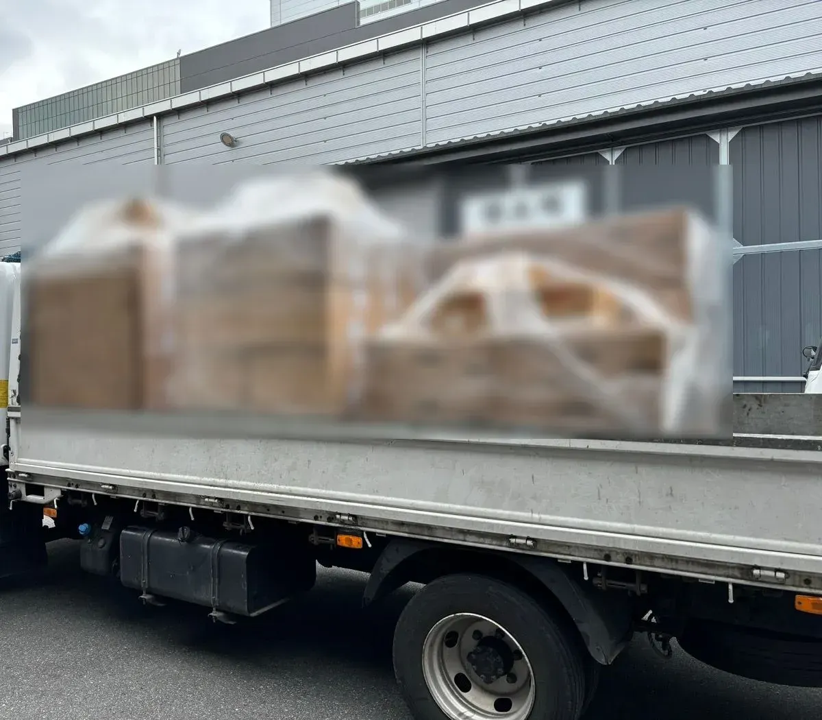 工場で、出荷する荷物をトラックに積んだ日